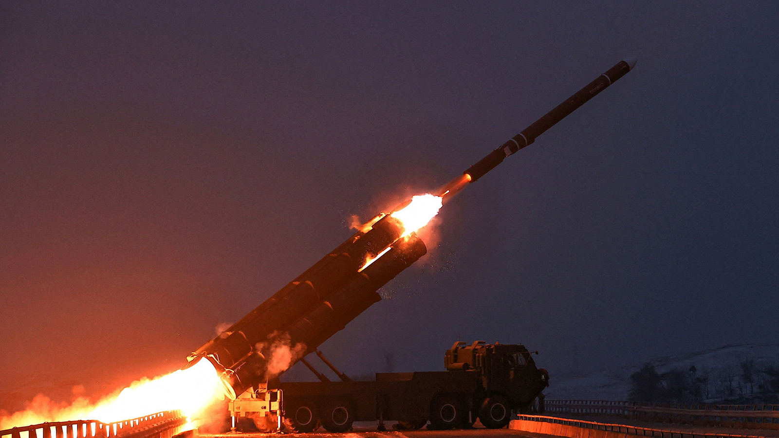 Kuzey Kore balistik füze fırlattı! 'Biz Venezuela değiliz' mesajı