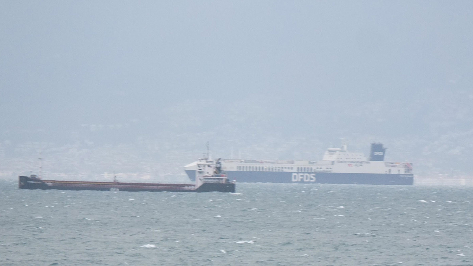 Lodosla mücadele! Yük gemileri Edremit Körfezi'ne …