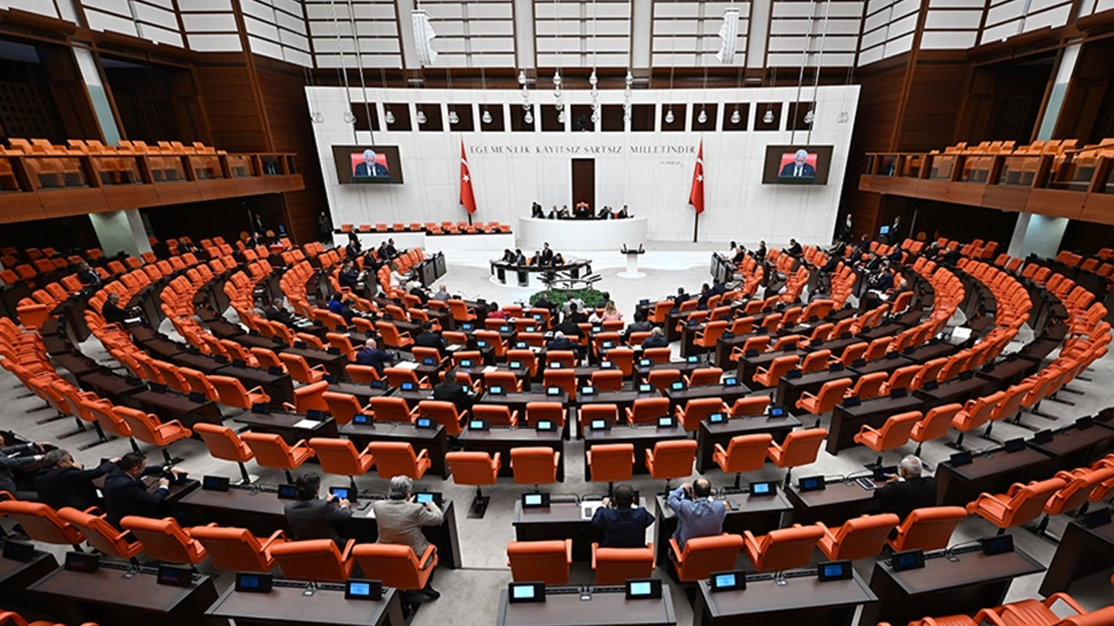 TBMM'de dikkat çeken istek: Sigara içmeyen personel erken çıksın