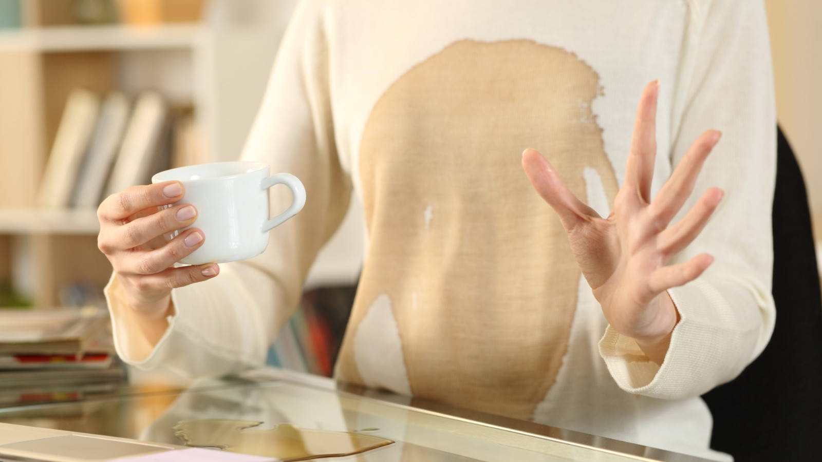 Tek yıkamada kar gibi beyazlıyor! Kazaklardaki lekelerden kurtulmanın en kolay yolu aslında buymuş
