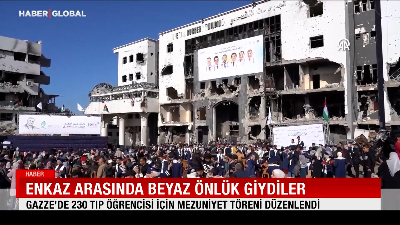 Enkaz arasında beyaz önlük giydiler: Gazze'de 230 tip öğrencisi için mezuniyet töreni düzenlendi