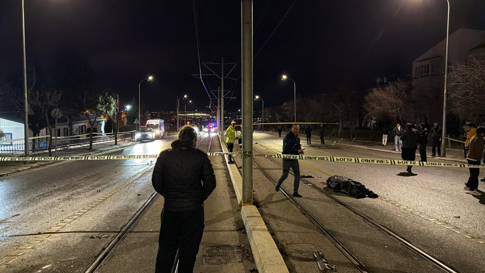 Eskişehir'de otomobil tramvaydan inen yayalara çarptı: 3 kişi hayatını kaybetti