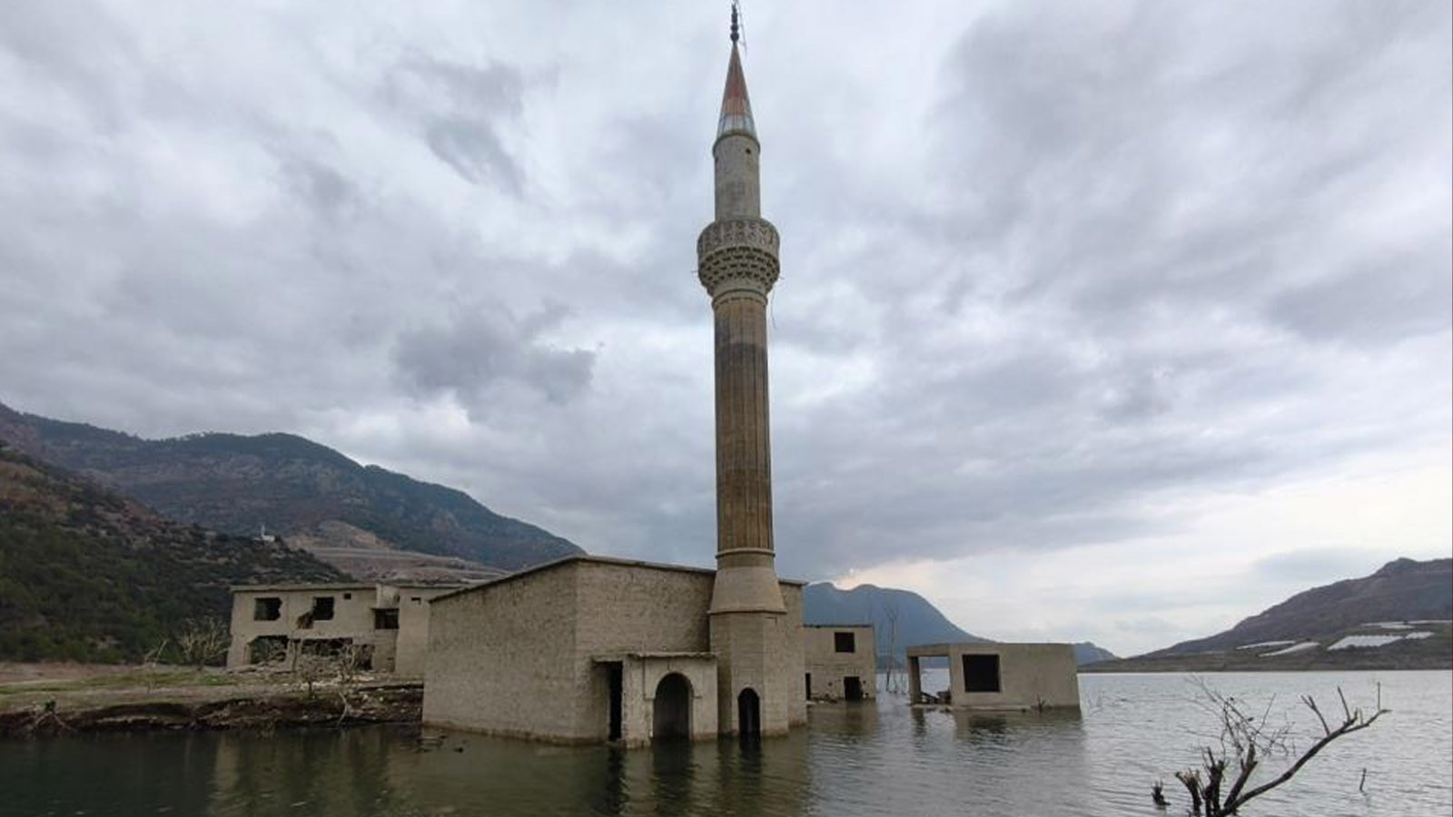 Geçmişin izleri suda kayboldu: Anamur’da köyden geriye sadece minare kaldı