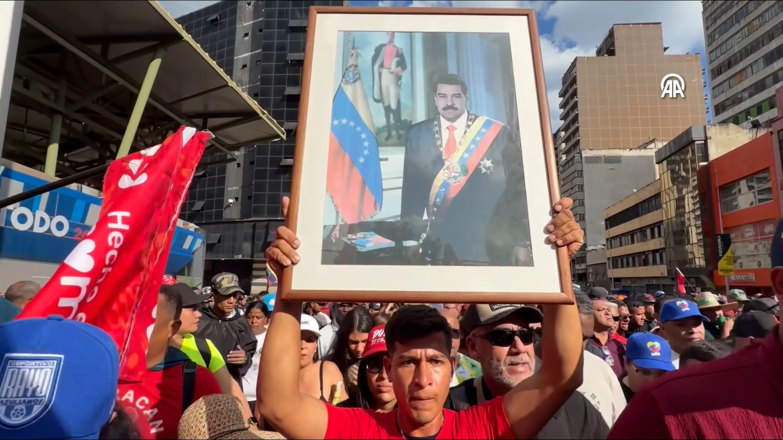 Maduro'nun yargılanmak üzere ABD'ye getirilmesine Venezuela'da protesto