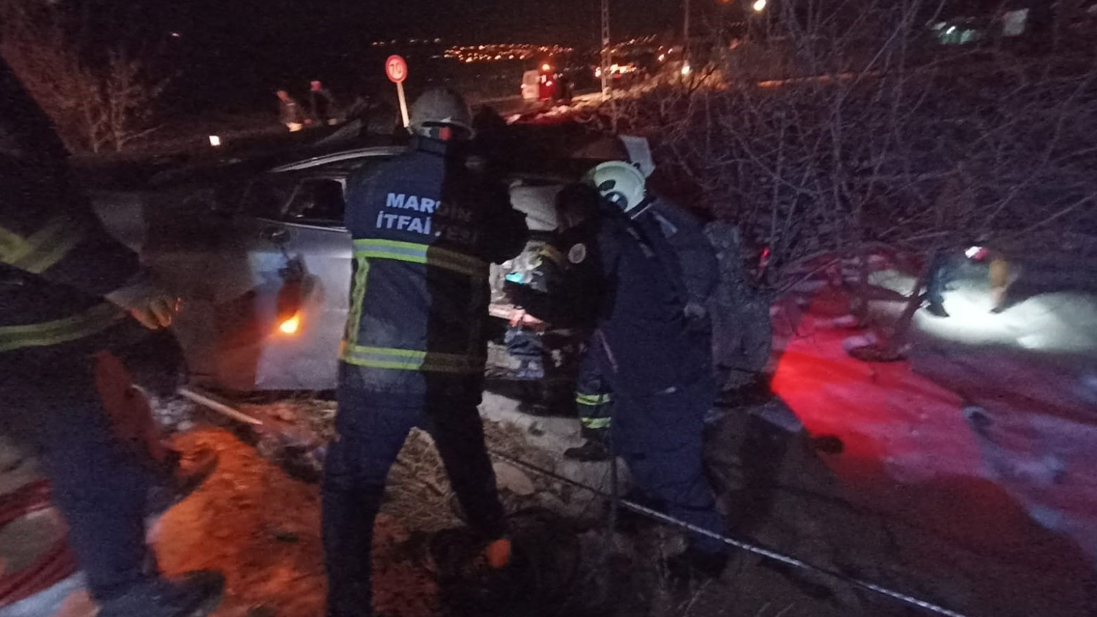 Mardin’de otomobil elektrik direğine çarptı: 1 yaralı