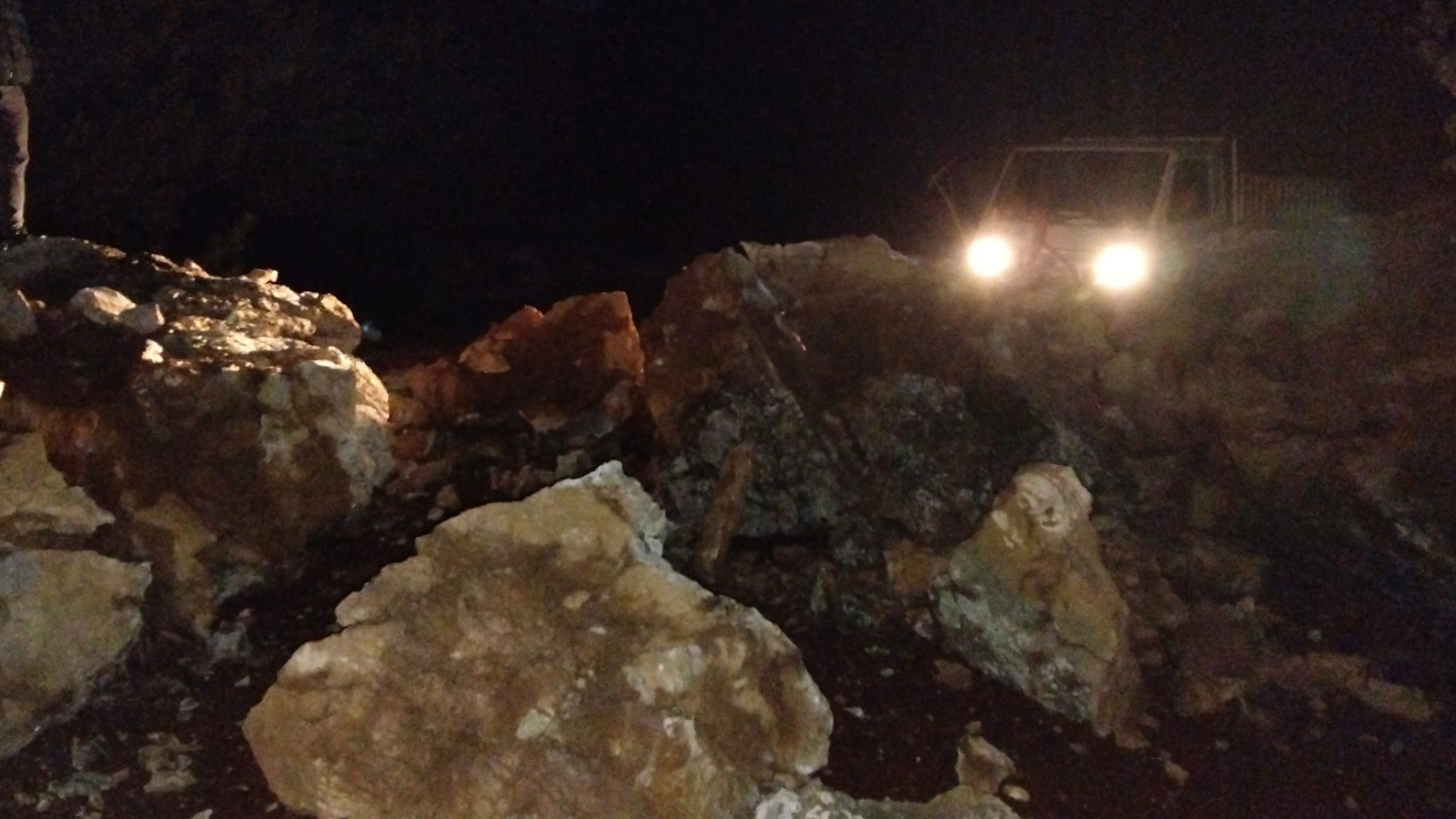 Marmaris'te dev kayalar orman yolunu kapattı