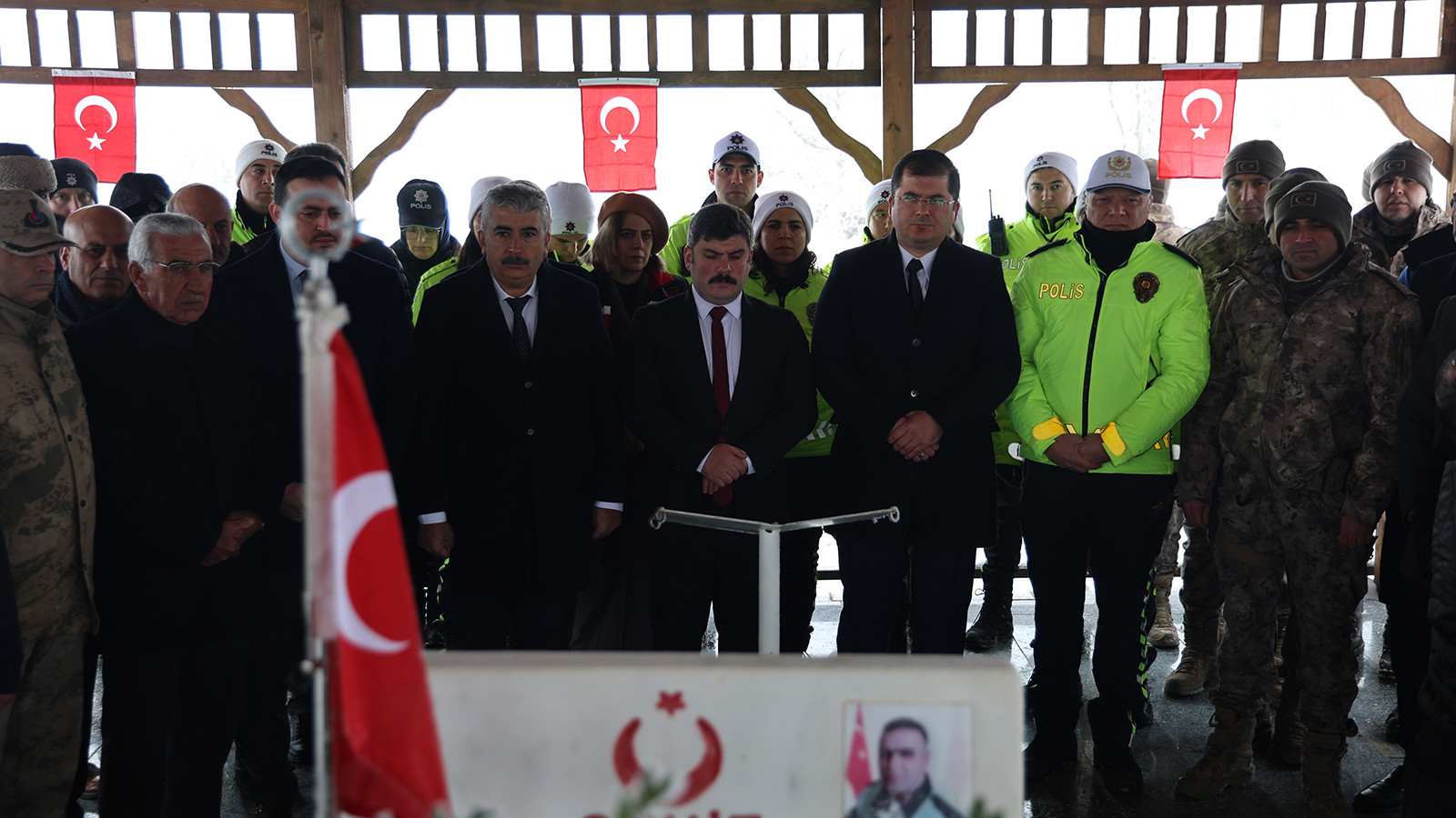 Şehit polis memuru Fethi Sekin için kabri başında anma