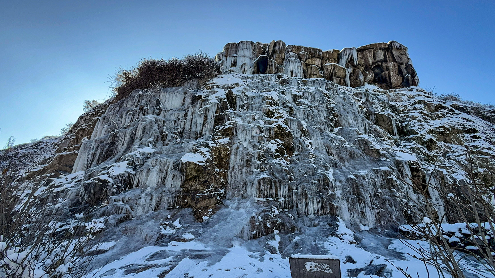 Tokat'ın buz tutan şelalesinden kartpostallık görüntüler