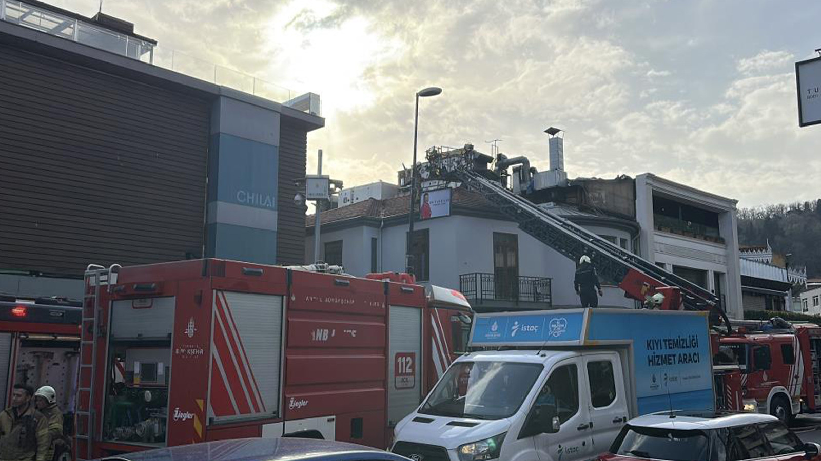 Beşiktaş'ta iş yeri yangını: 1 itfaiyeci yaralandı