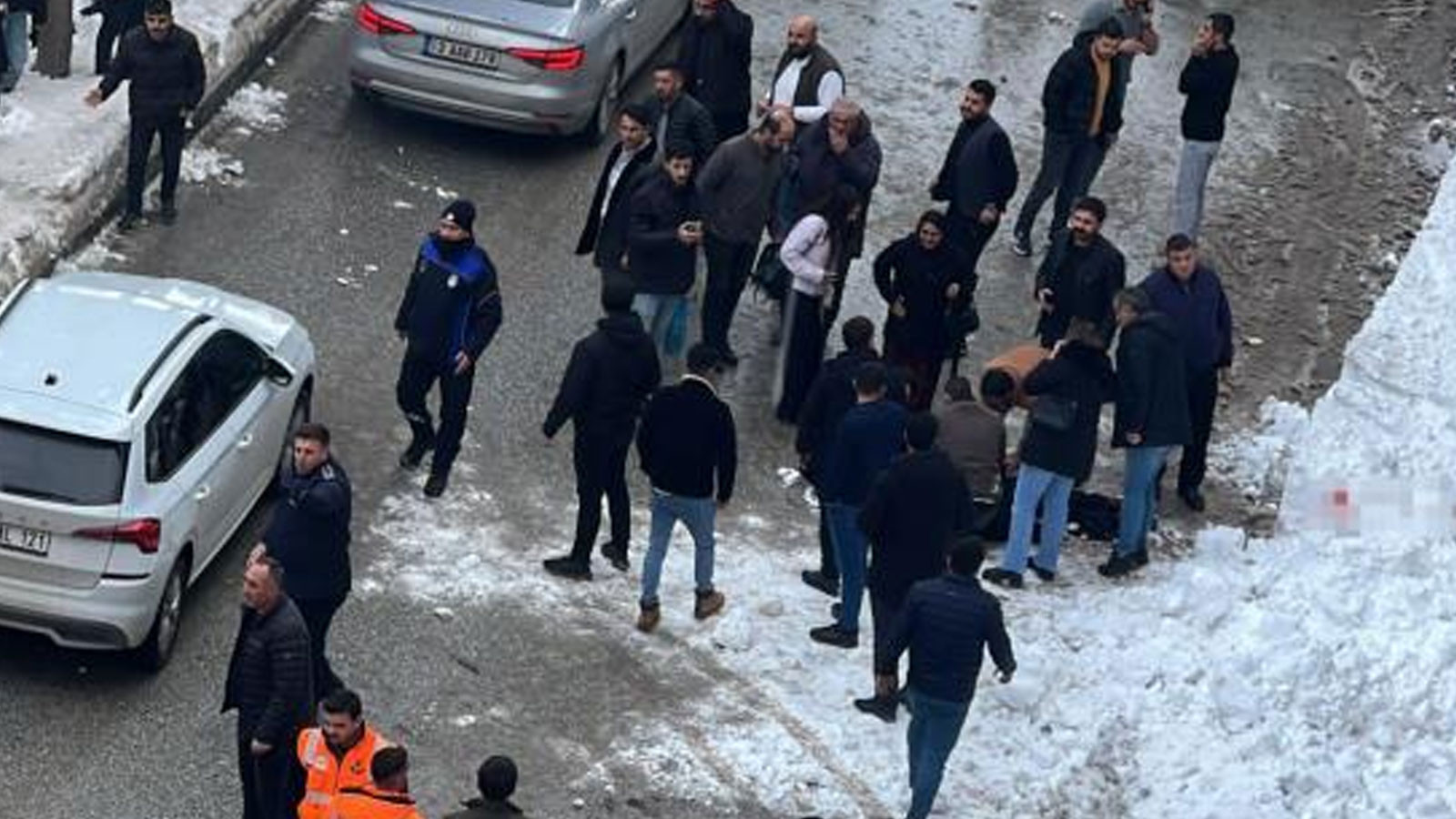Bitlis'te kahreden ölüm: Çatıdan düşen kar kütlesinin altında kalan 20 yaşındaki genç kız yaşamını yitirdi