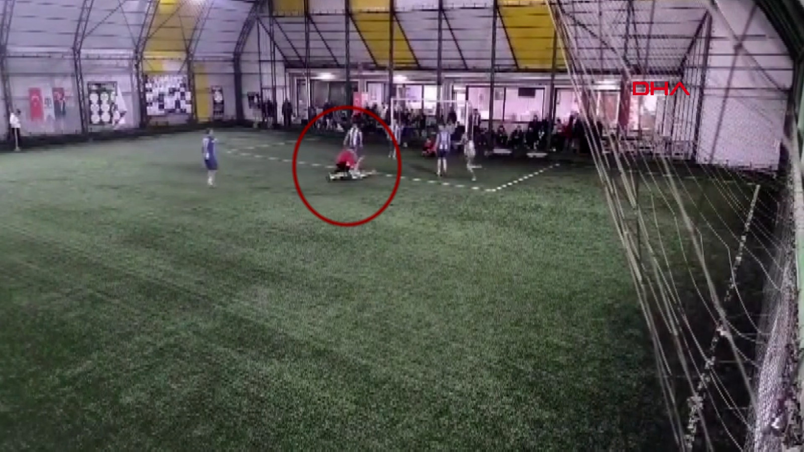 Halı sahada dili boğazına kaçtı, imdadına maçın hakemi koştu