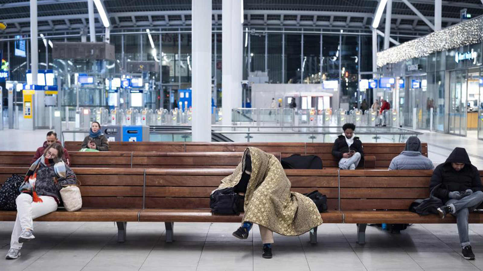 Hollanda'da yoğun kar! Tren seferleri durduruldu, 300 uçuş iptal edildi