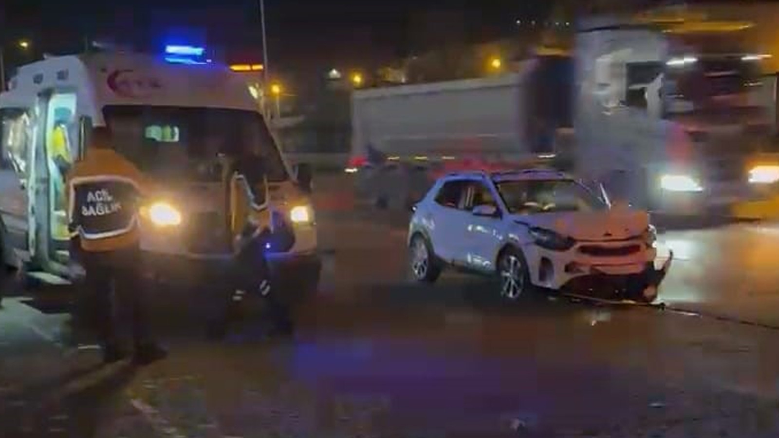 İnegöl'de feci kaza! 1'i çocuk 3 yaralı