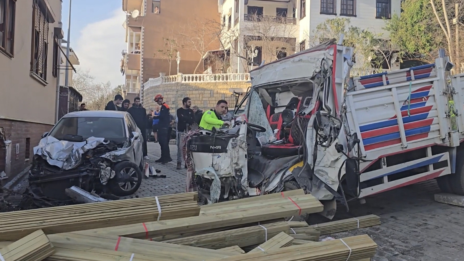 İstanbul Beykoz'da dehşet verici kaza! Kamyon dükkana girdi: 1'i turist 2 ölü