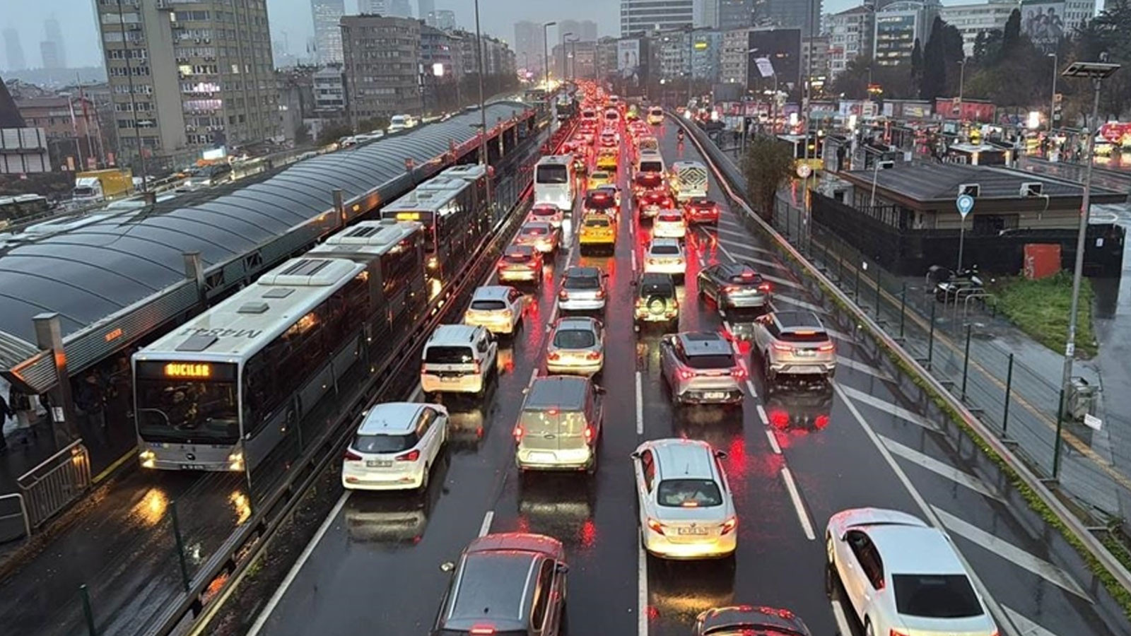 İstanbul'da trafik çilesi: Yoğunluk yüzde 81'e çıktı