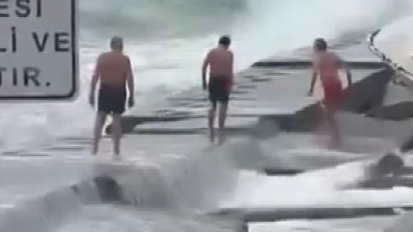 Kadıköy'de dev dalgaların çarptığı 3 yüzücü kayalıklara düştü