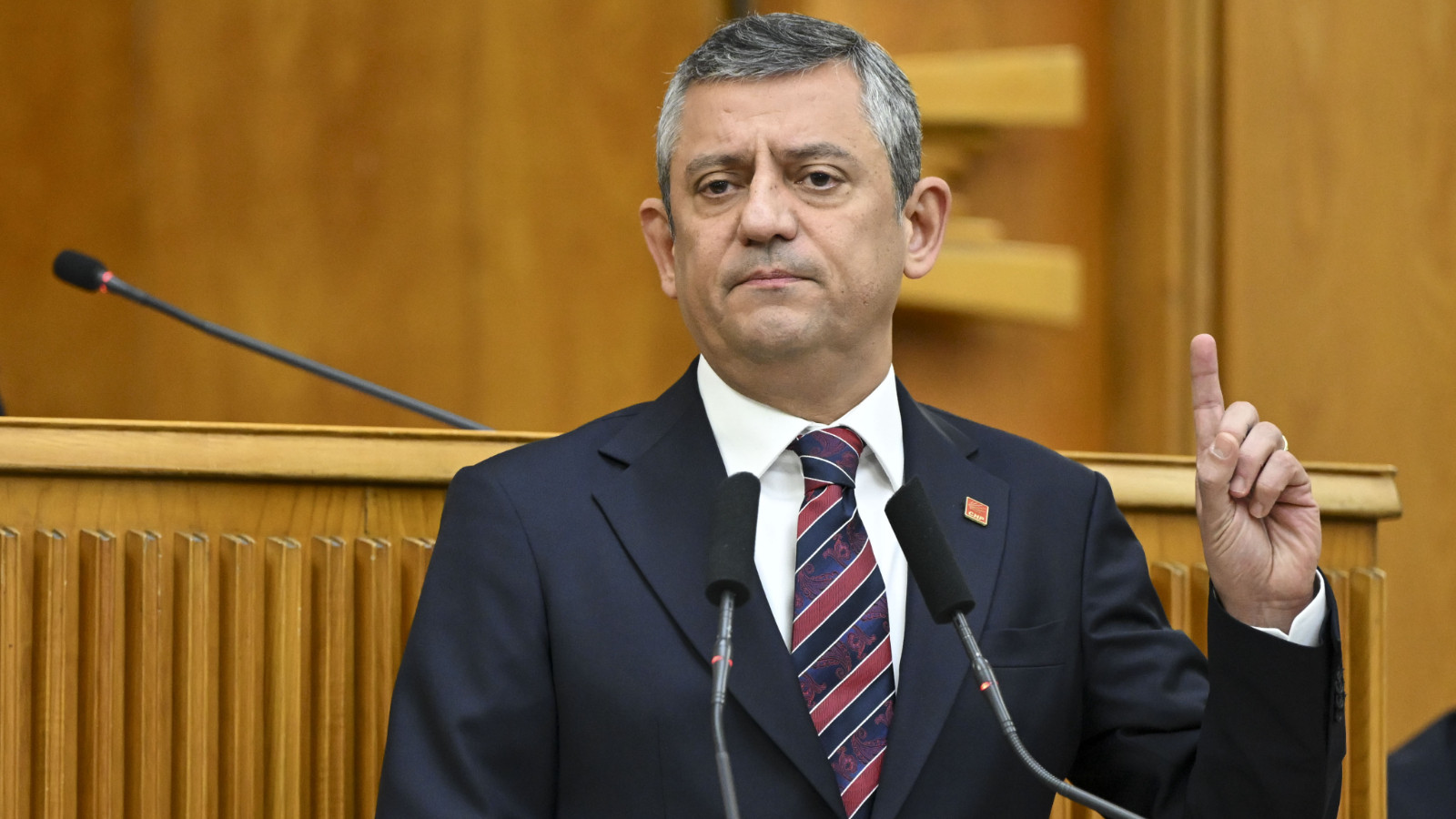 Özgür Özel, Cumhurbaşkanı Erdoğan'ı hedef alan Yunan gazeteciye sert çıktı: Orada dur!