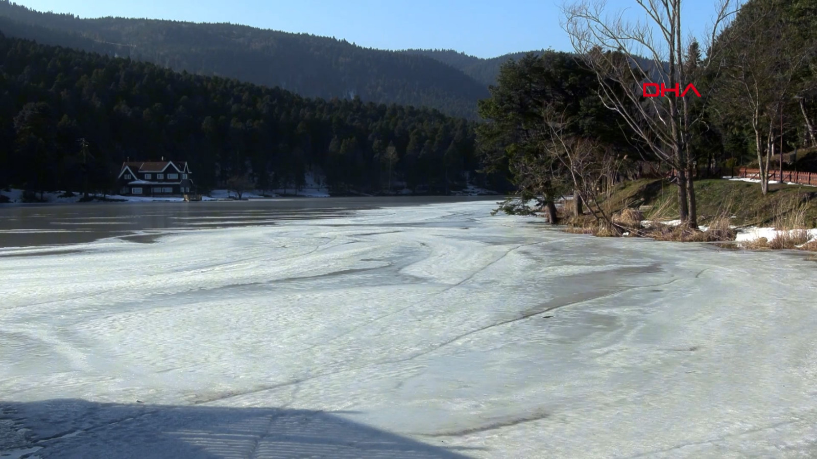 Tatilcilerin ilgi odağı: Gölcük Tabiat Parkı’ndaki göl buz tuttu