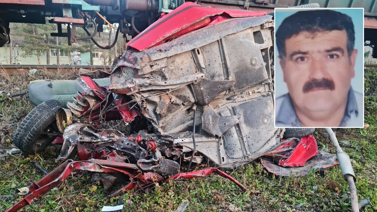 Yük treni hemzemin geçitte otomobili biçti