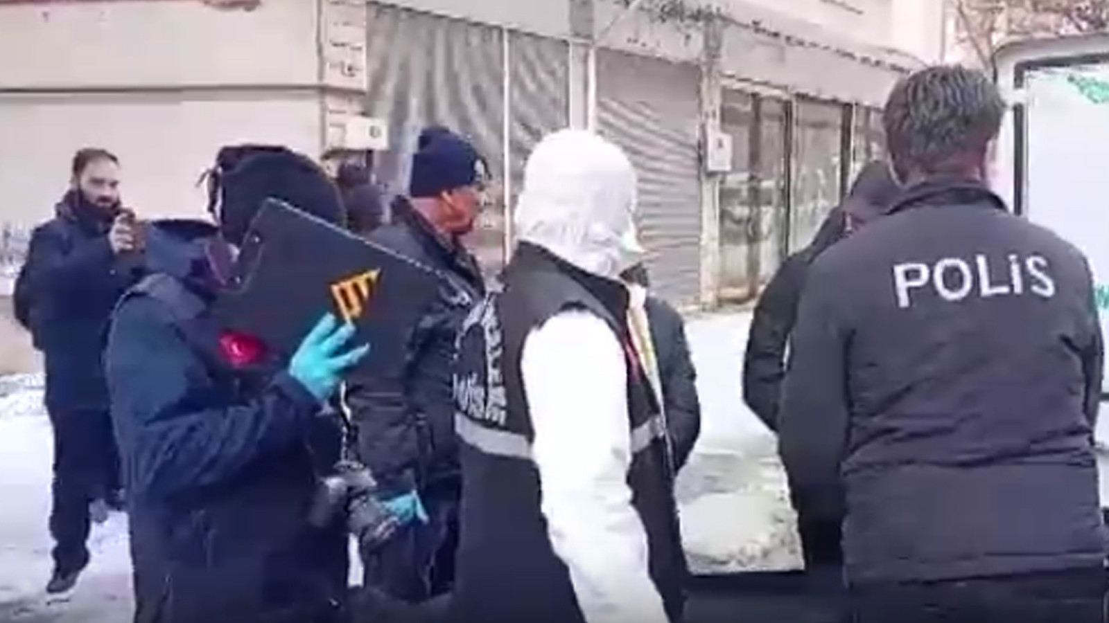 Akademisyen yalnız yaşadığı evinde ölü bulundu