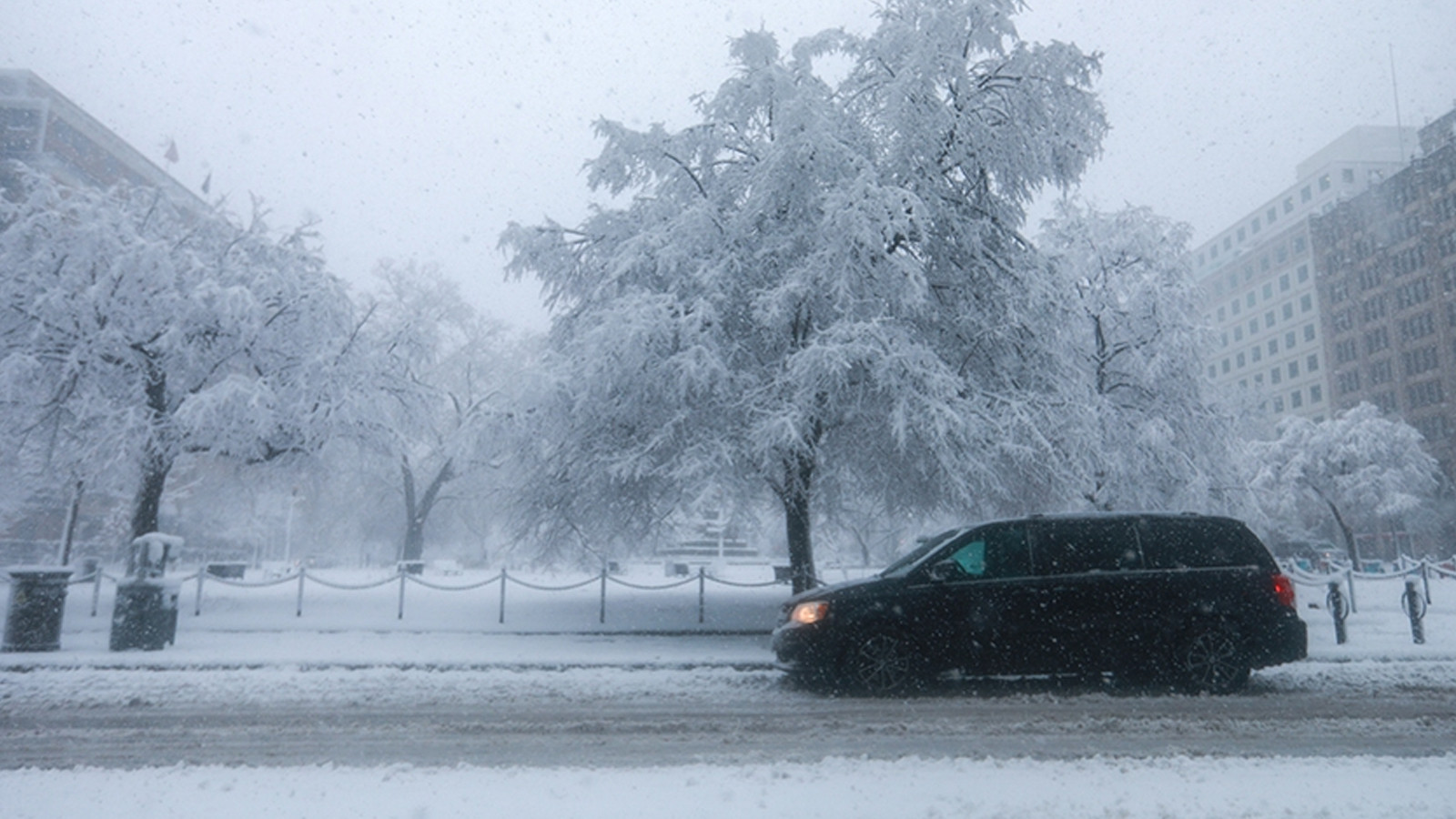 Avrupa'da kar fırtınası alarmı: Can kayıpları var