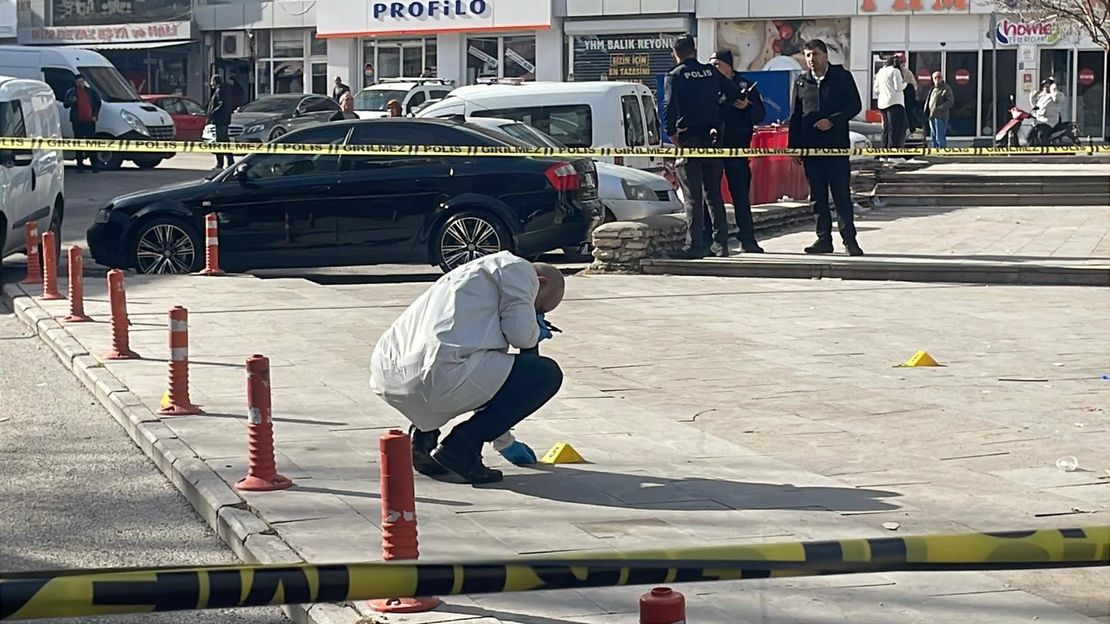 Baba ile 3 oğluna kurşun yağmuru: Biri öldü!