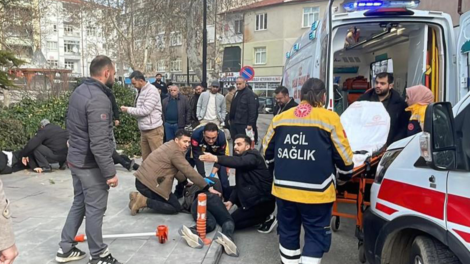 Baba ve 3 oğluna silahlı saldırı! Sokak ortasında kurşun yağmuruna tutuldular