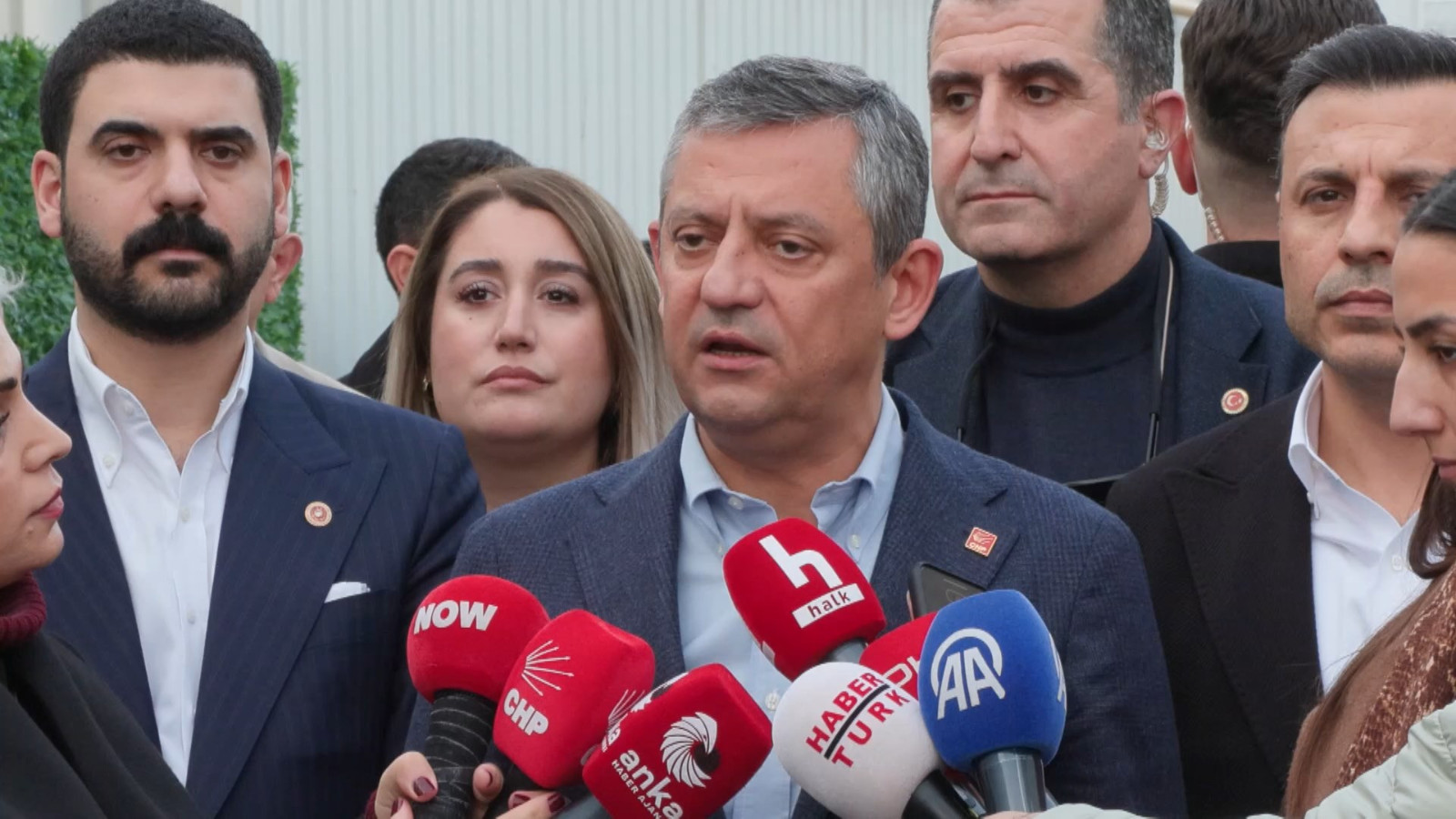 CHP lideri Özgür Özel, Tayfun Kahraman'ı hastanede ziyaret etti