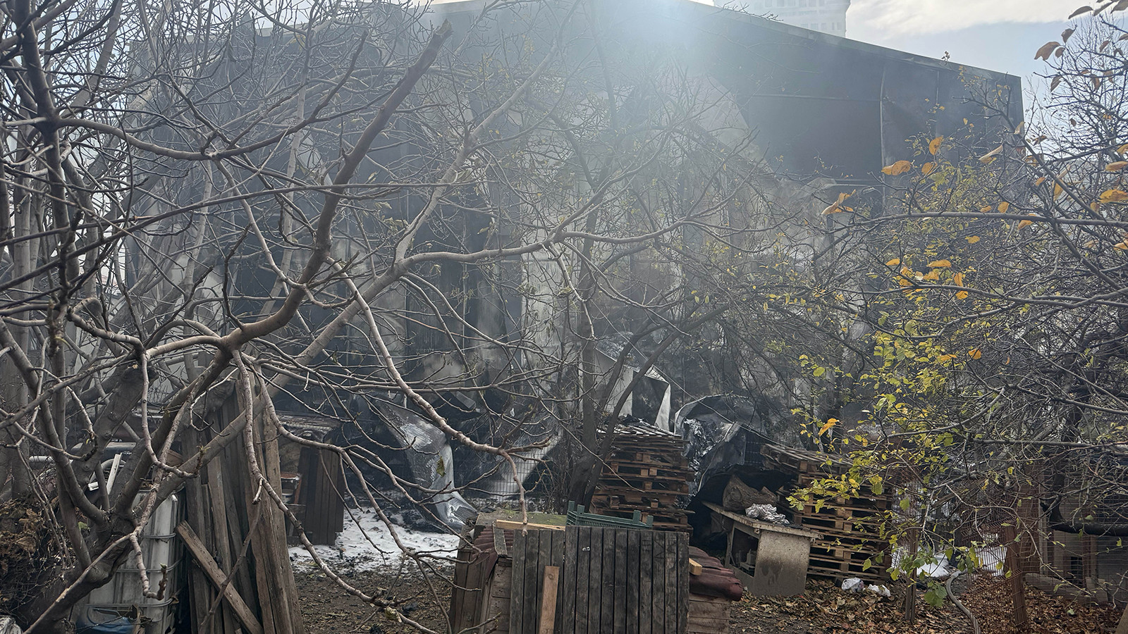 Depoda korkutan yangın! Cep telefonu kamerasına yansıdı