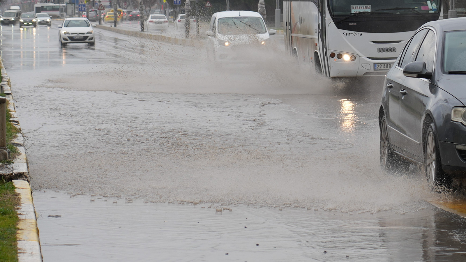 Edirne'de sağanak! Cadde ve sokaklar göle döndü