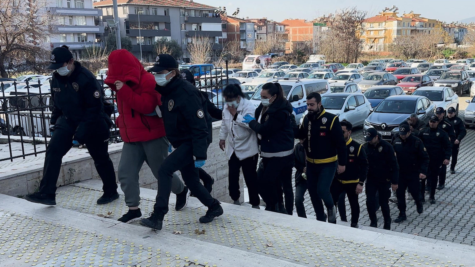 İzmir'de fuhuş operasyonu: Çok sayıda gözaltı var