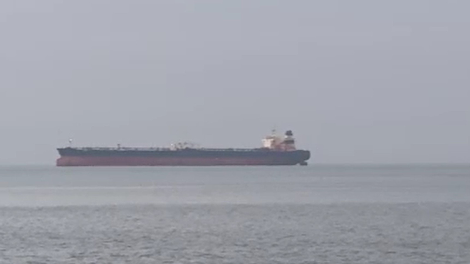 Karadeniz’de isabet alan petrol tankeri İnebolu'da demirledi