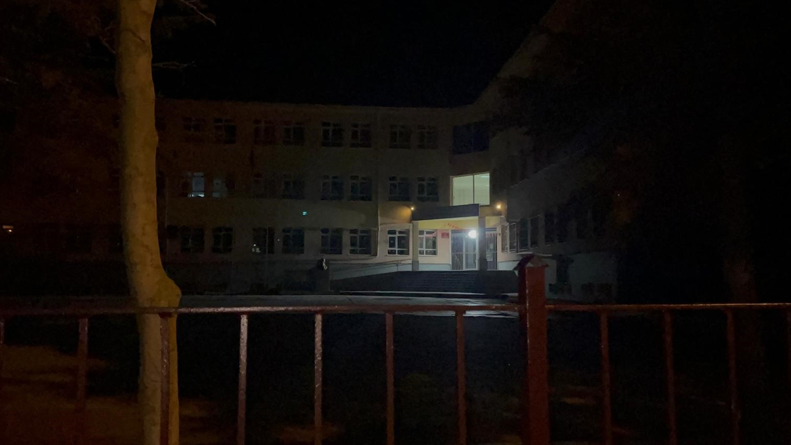 Okul bahçesinde büyük dehşet! Babayı dövdüler oğlunu bıçakladılar