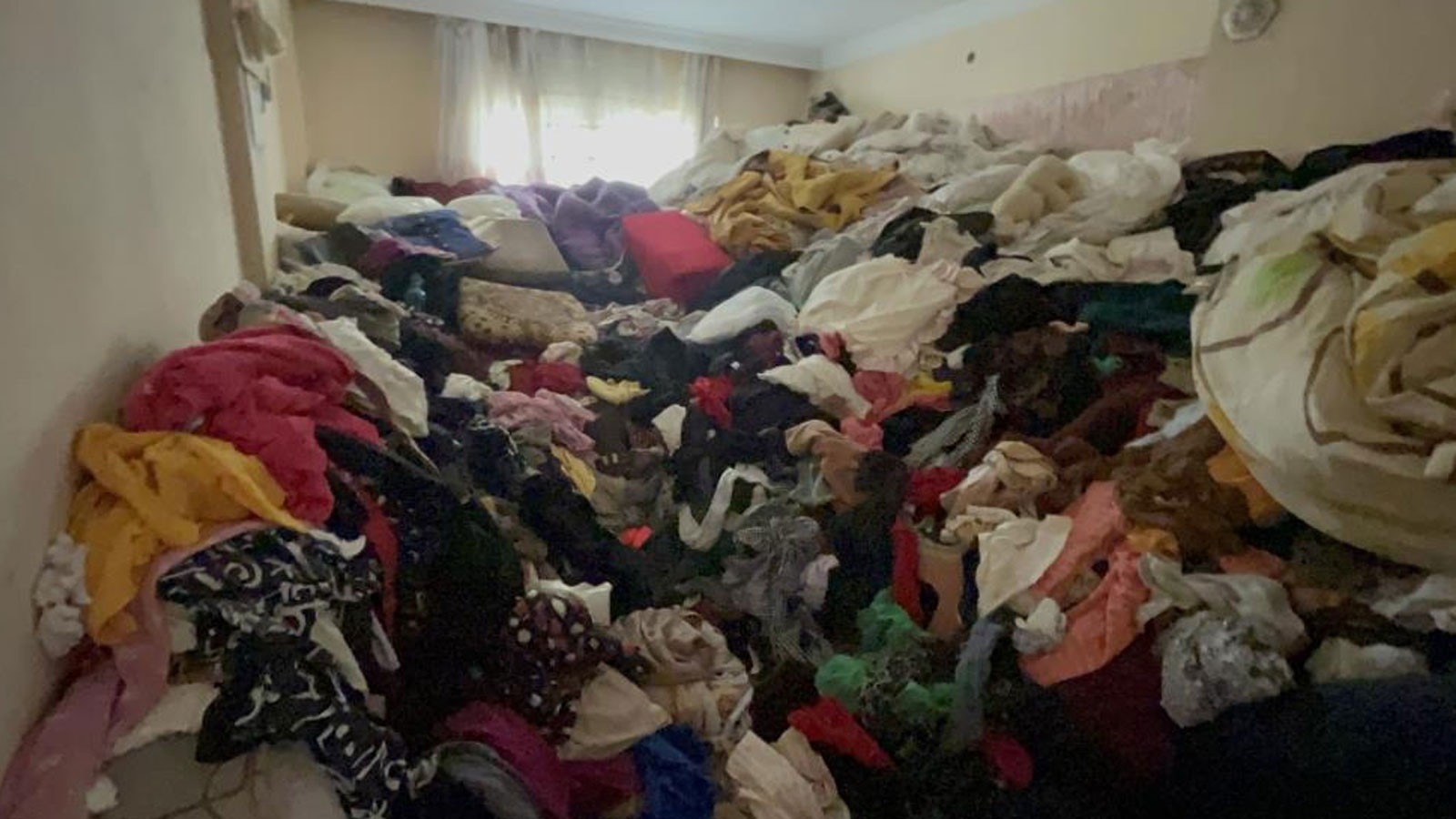 Tekirdağ'da akılalmaz olay: Evinde istiflediği giysi yığınlarının arasında ölü bulundu