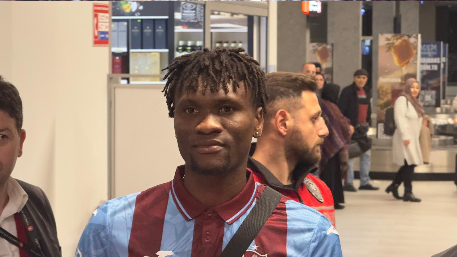 Trabzonspor'un yeni transferi Chibuike Nwaiwu'ya coşkulu karşılama