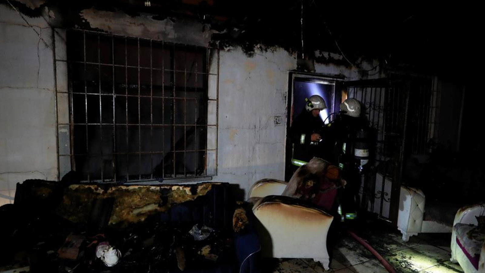 Antalya'da yangın: Küle dönen evini görünce sinir krizi geçirdi