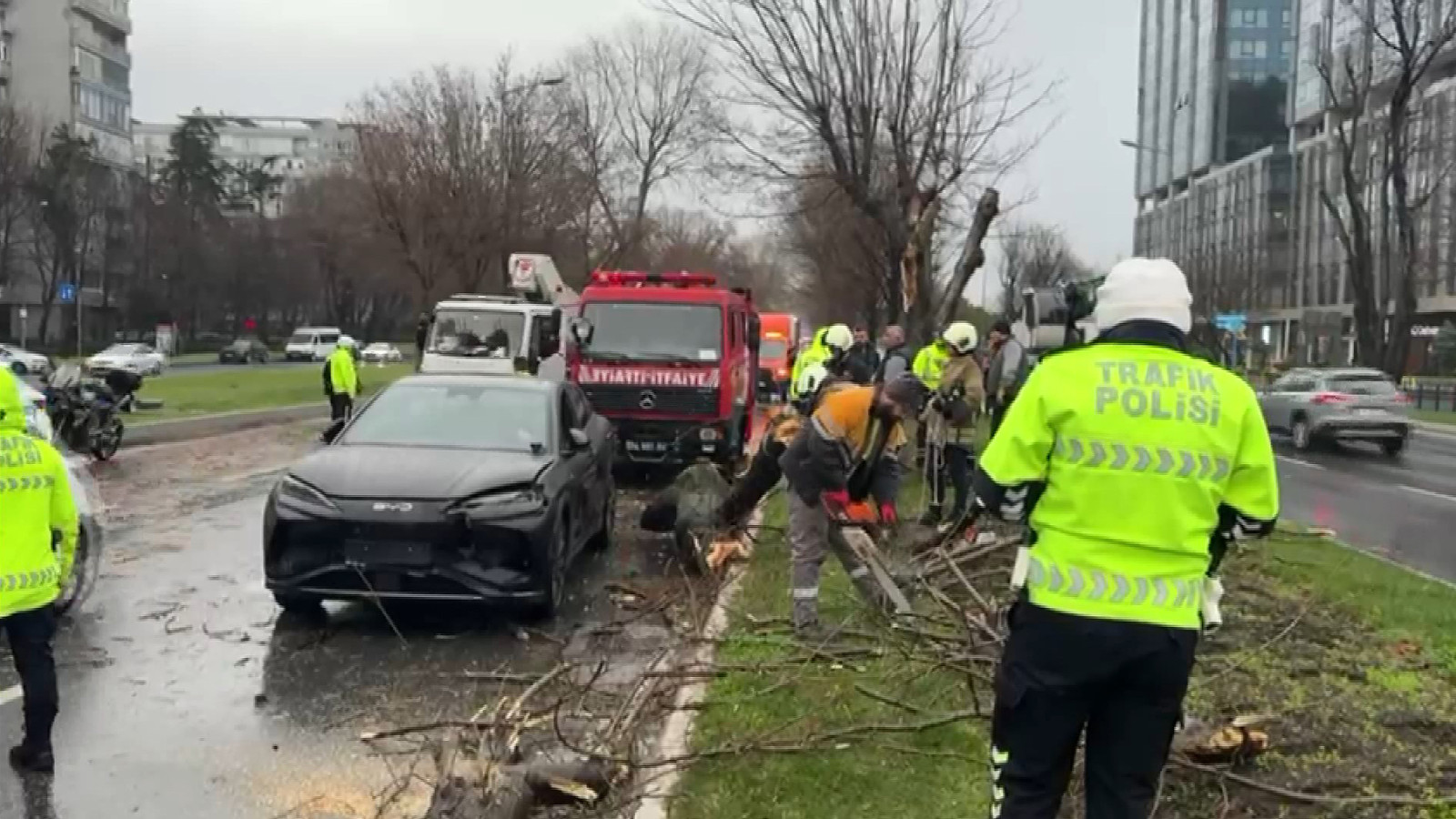 Fırtına ağacın dalını söktü: 4 araç birbirine girdi