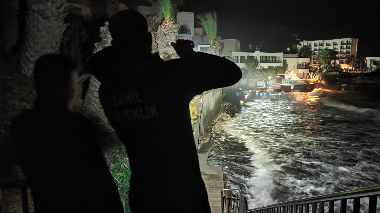 Fırtına, iskelede çalışan işçileri denize düşürdü! Ölü ve yaralılar var