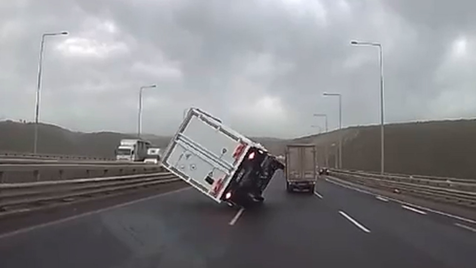 Fırtınada devrilen kamyonet herkesi dehşete düşürdü