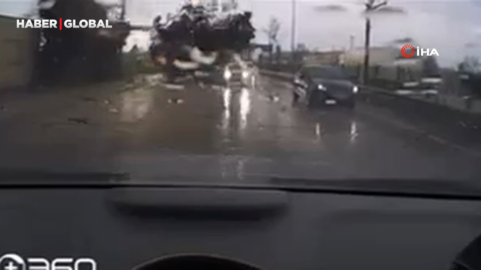 Fırtınanın ağacı devirme anları dehşete düşürdü!