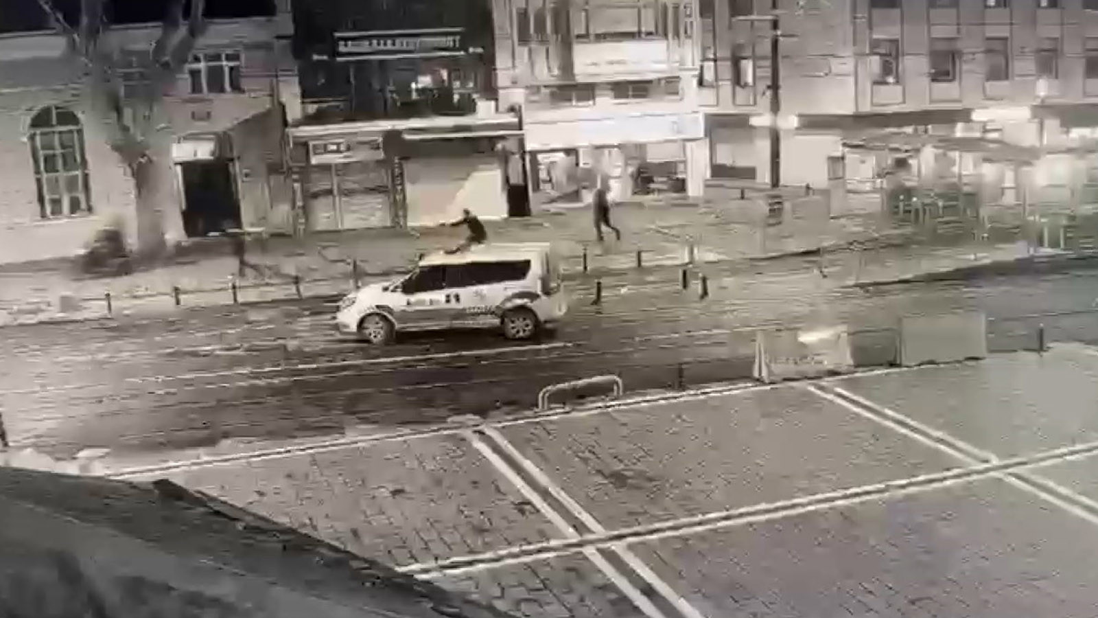 İş yeri kurşunlayıp, polise silah çektiler: 4 tutuklama