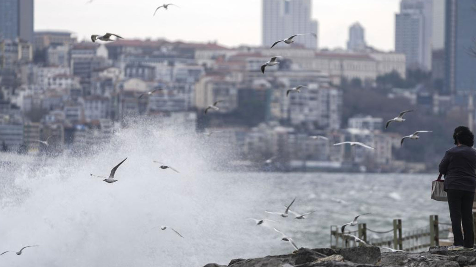 İstanbul’da lodos hayatı olumsuz etkiledi! AKOM'dan yeni uyarı geldi