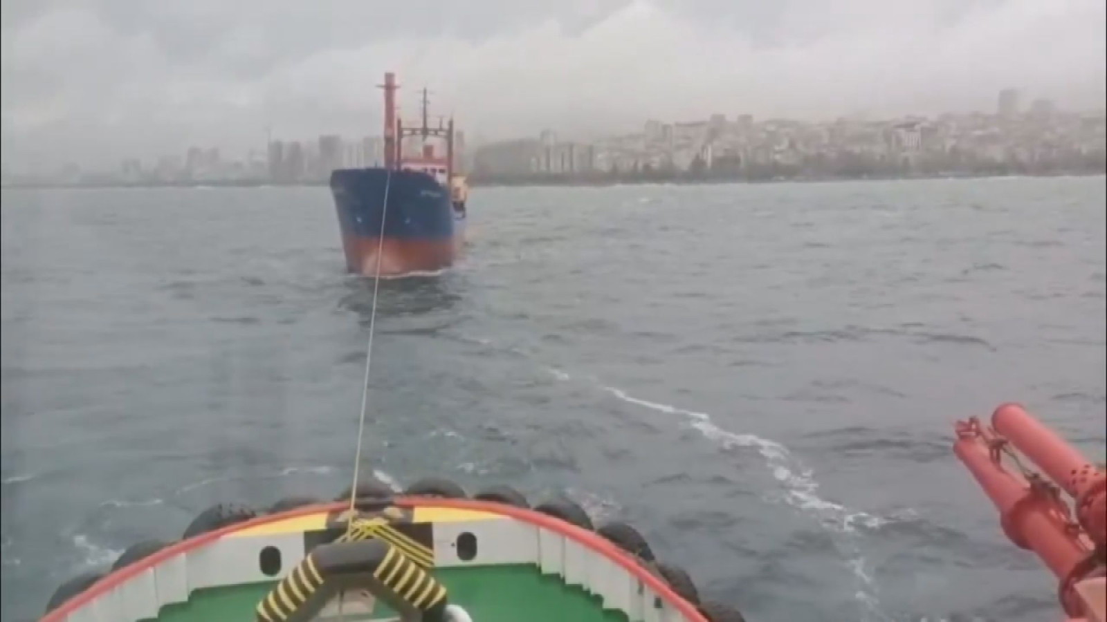 Kartal'da sürüklenen kargo gemisi kurtarıldı