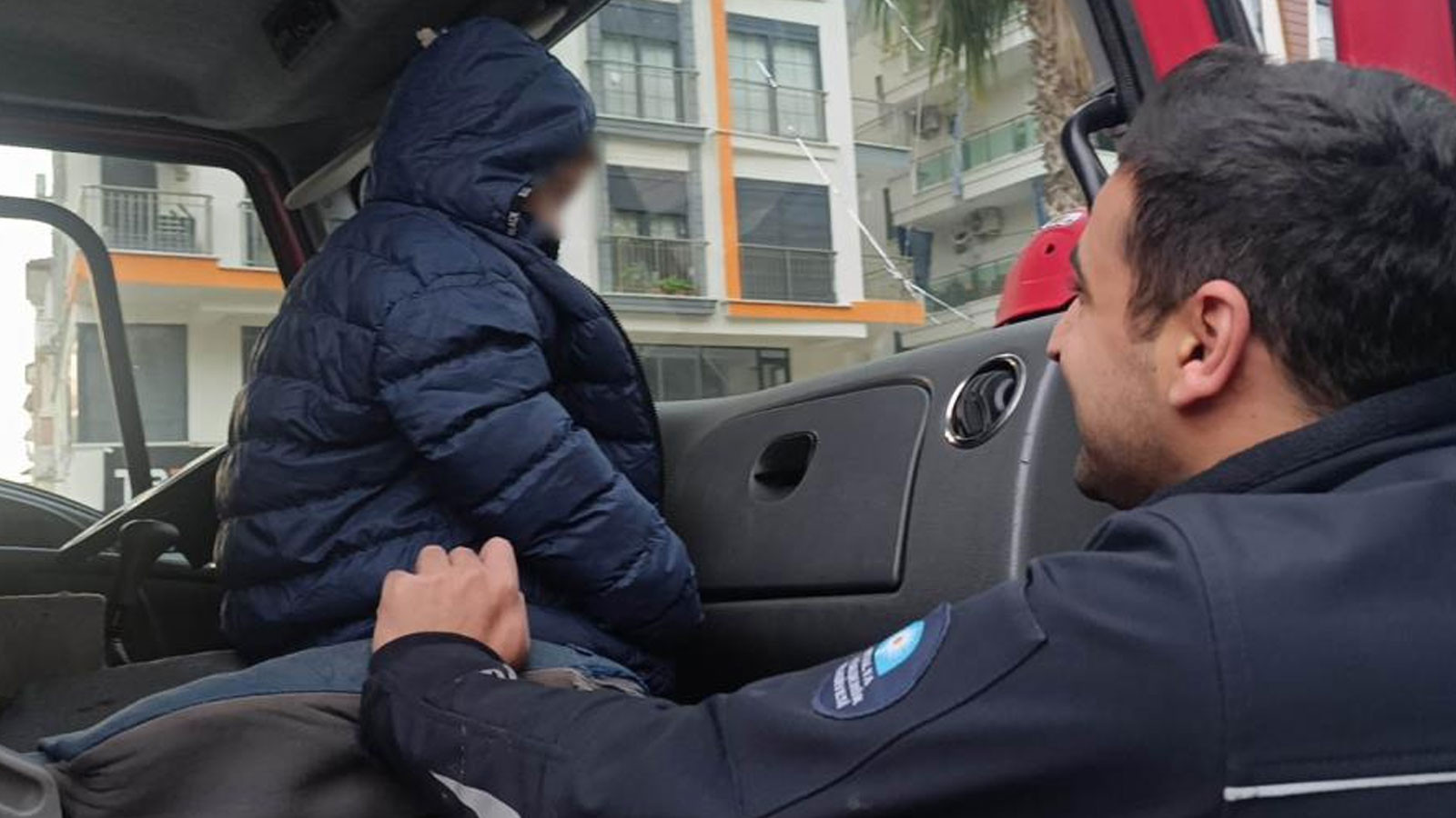 Küçük yaştaki çocuğu evde tek başına bıraktı, komşuların ihbarı ekipleri alarma geçirdi