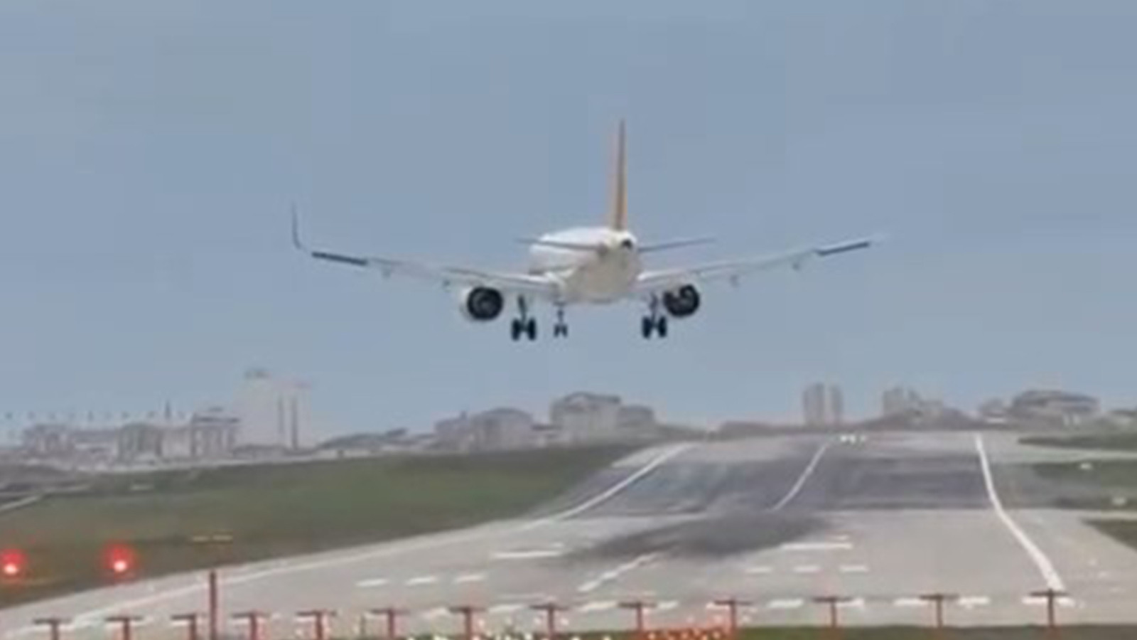 Sabiha Gökçen'de hava trafiğine lodos engeli: Uçaklar pisti pas geçti