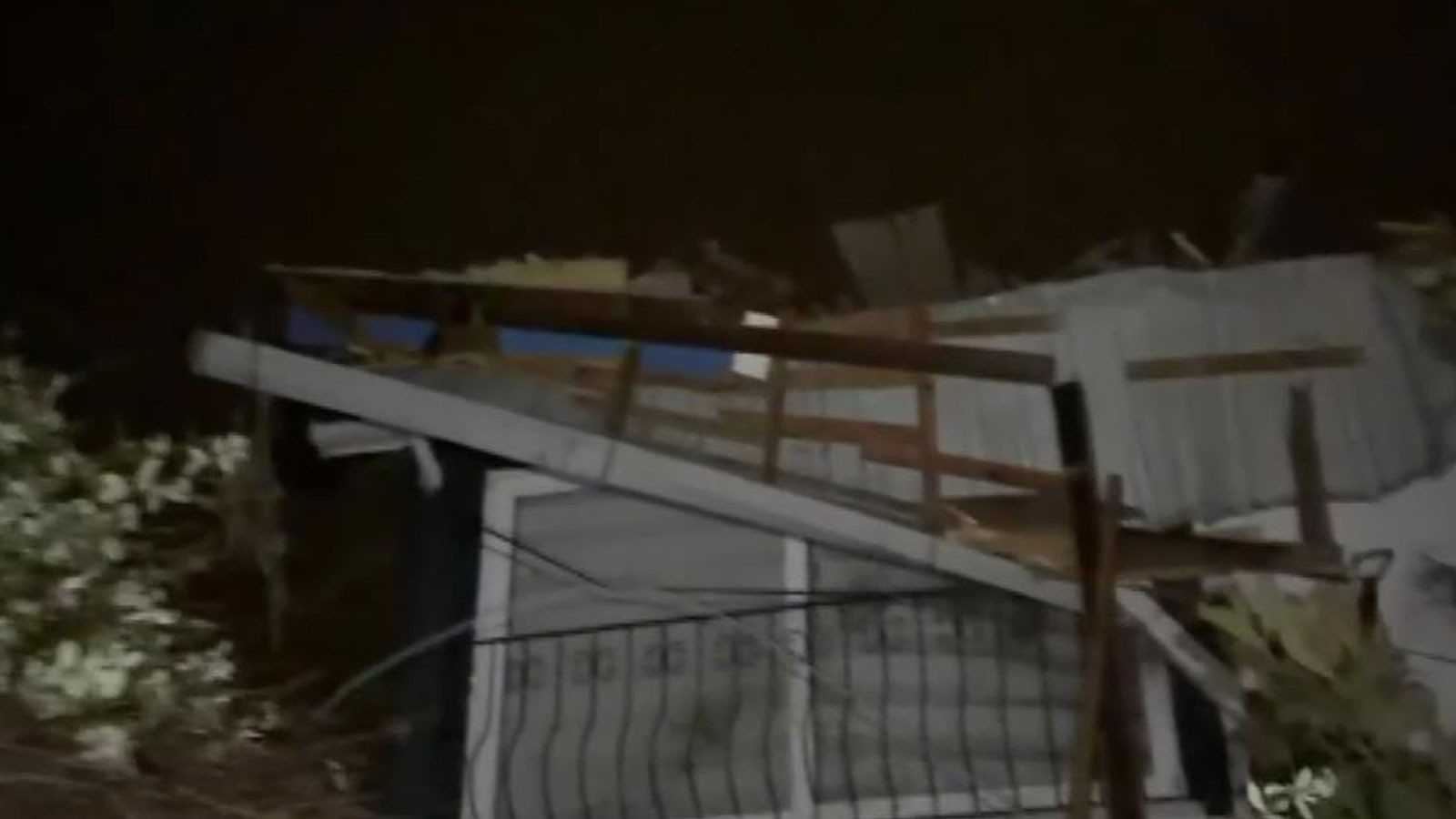 Samsun’da fırtına etkili oldu: Çatılar uçtu, ağaçlar devrildi