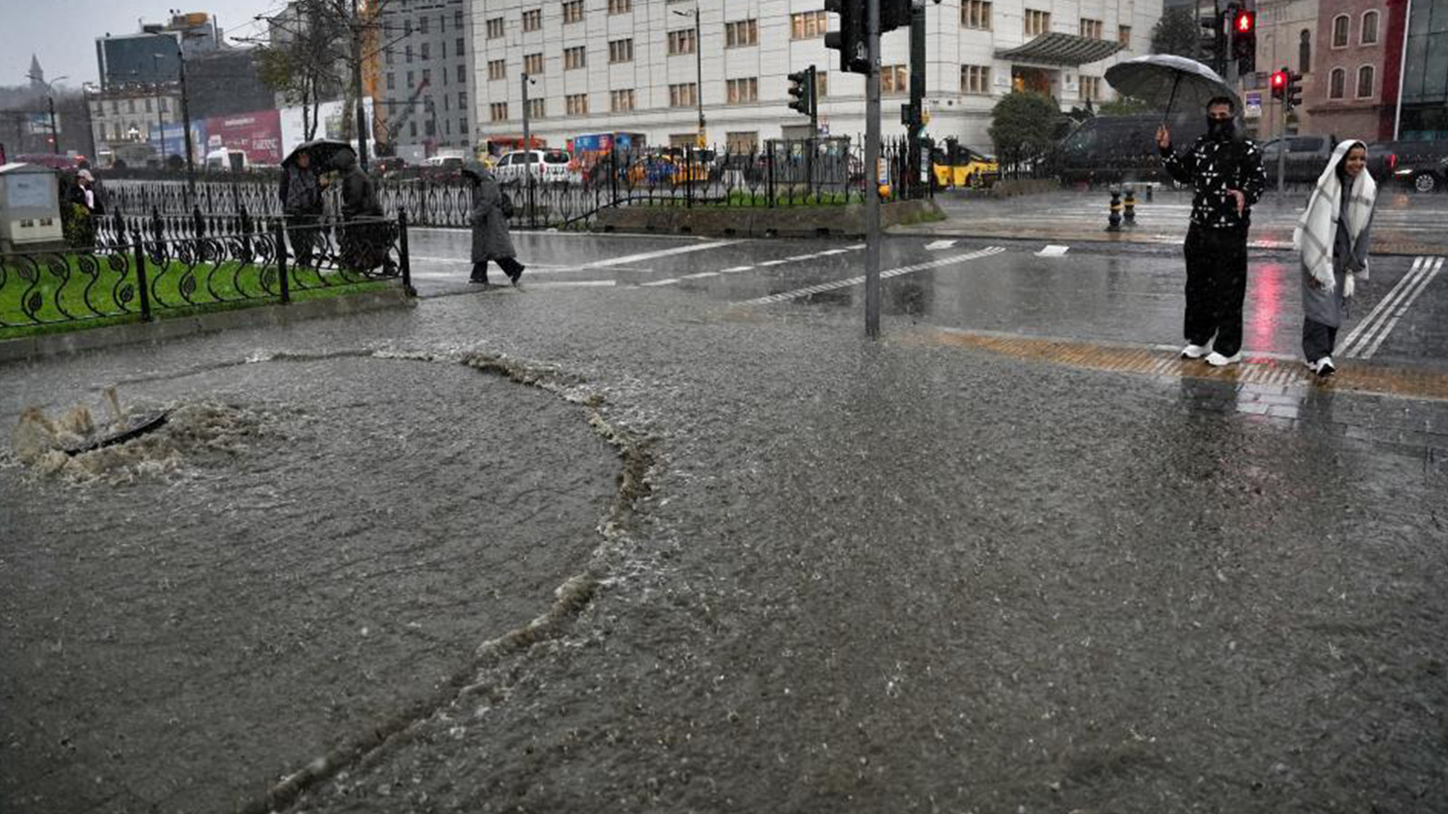 Şiddetli yağış sonrası Eminönü'nü su bastı