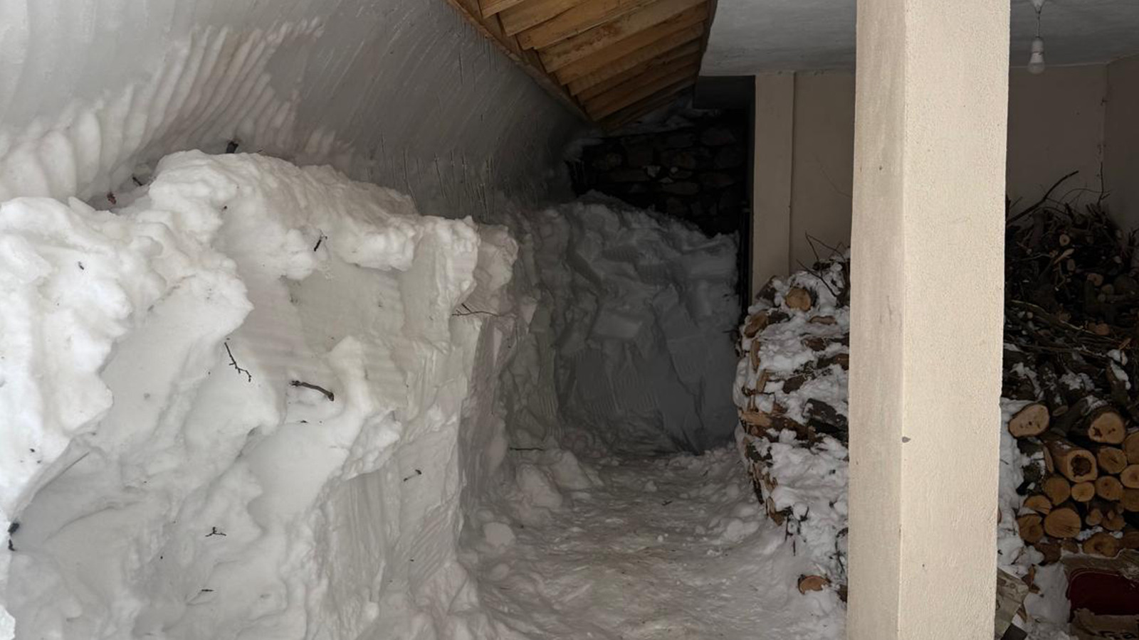 Şırnak'ta çığ altında kalan evler çıkarıldı