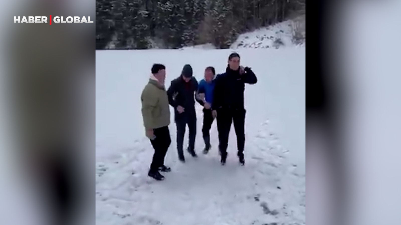 Trabzon'da buz tutan Uzungöl'ün üstünde zıplayan arkadaş grubu hayatının şokunu yaşadı