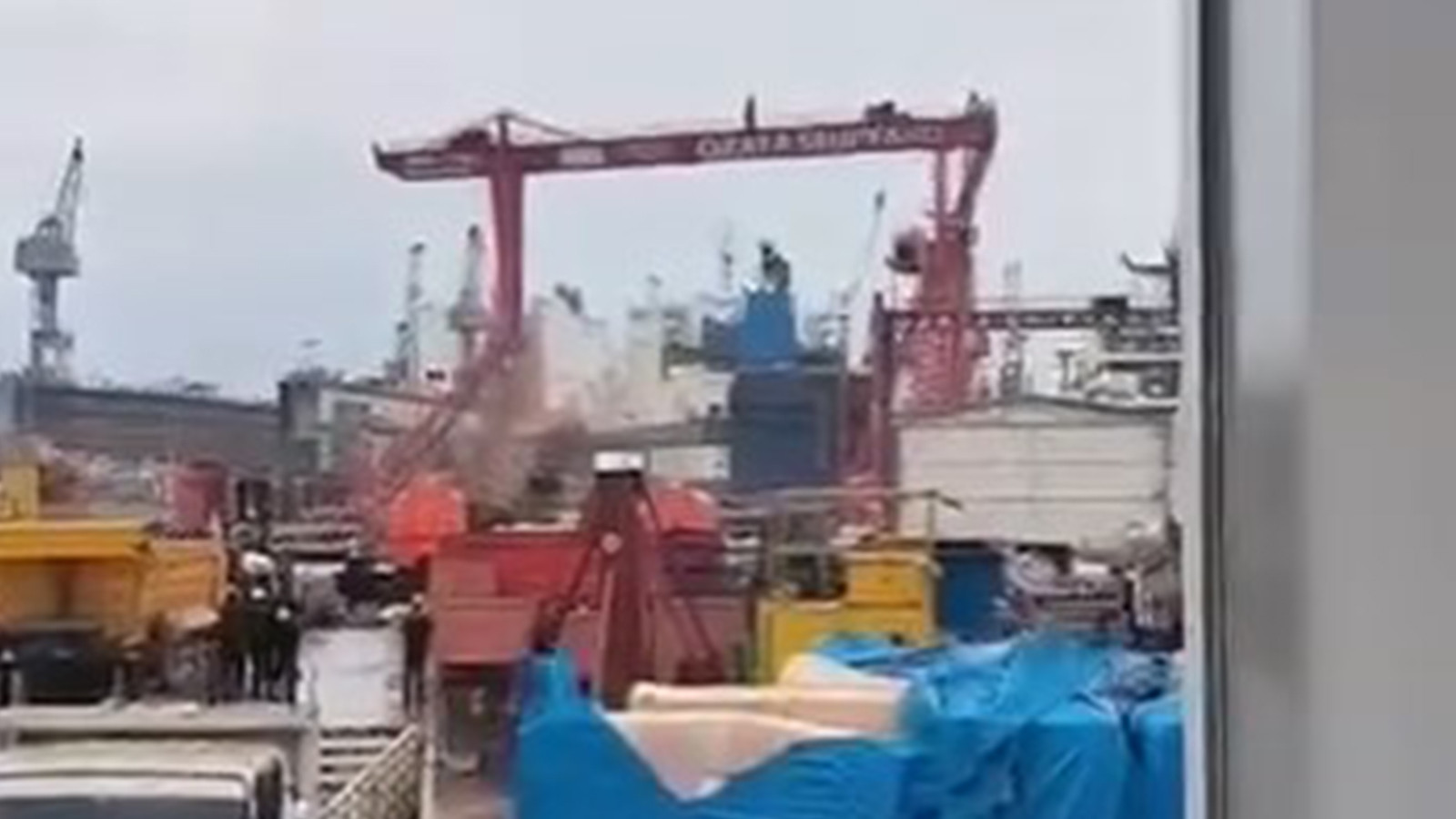 Tuzla'da tersaneler bölgesinde vinç devrildi